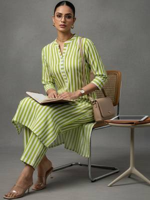 women printed smart kurta with trousers 3