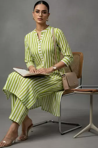 women printed smart kurta with trousers