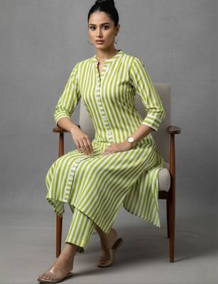 women printed smart kurta with trousers 4
