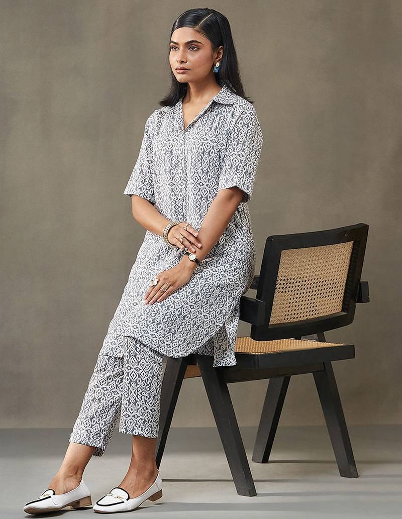 women ethnic motifs printed cotton smart office kurta with trousers