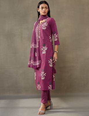 women ethnic motifs printed cotton sleek work smart office kurta with trousers & dupatta 3