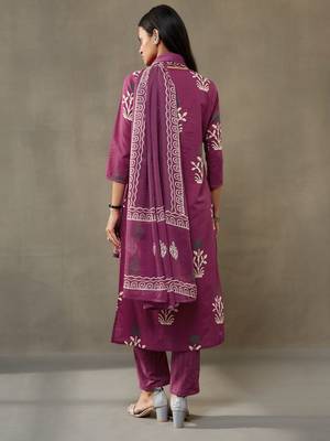 women ethnic motifs printed cotton sleek work smart office kurta with trousers & dupatta 4
