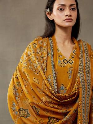 women ethnic motifs printed cotton sleek work smart office kurta with trousers & dupatta 3