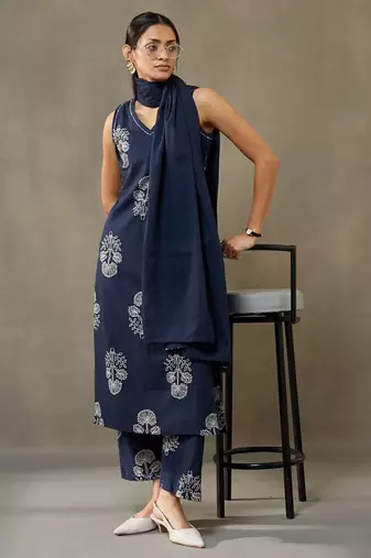 women ethnic motifs printed cotton sleek work smart office kurta with trousers & dupatta