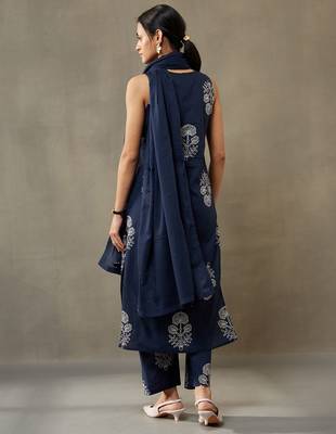 women ethnic motifs printed cotton sleek work smart office kurta with trousers & dupatta 4