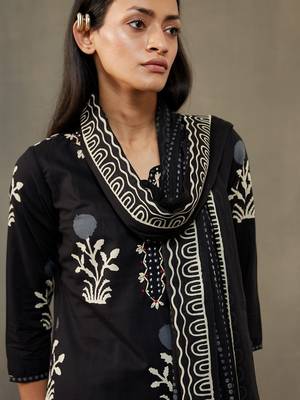 women ethnic motifs printed cotton sleek work smart office kurta with trousers & dupatta 2