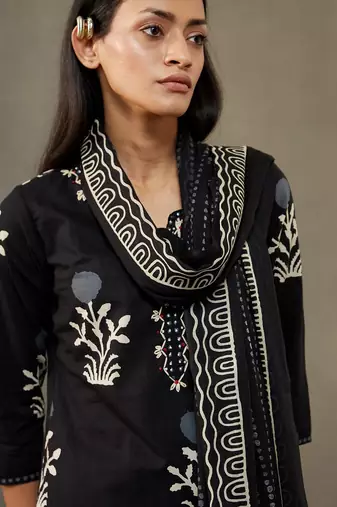 women ethnic motifs printed cotton sleek work smart office kurta with trousers & dupatta