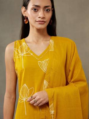 women floral printed cotton structured work kurta with palazzos & dupatta 2