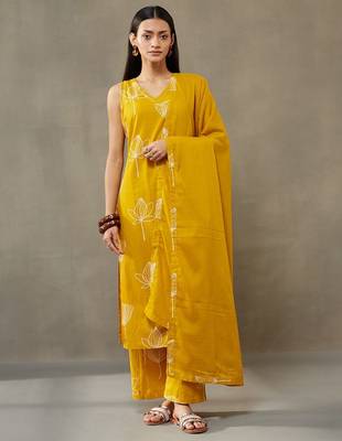 women floral printed cotton structured work kurta with palazzos & dupatta 3