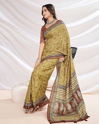 Yellow floral printed saree with blouse piece 4