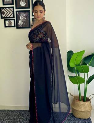 Navy blue embroidered border saree 2