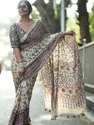 Cream kalamkari mirror work bandhani saree 1