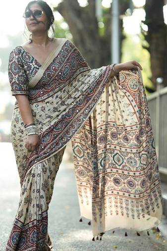 Cream kalamkari mirror work bandhani saree