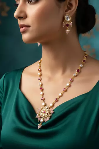 Bead gold plated kundan pendant necklace set