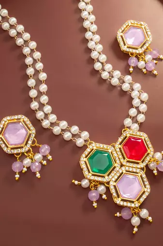 Gold plated multi-stone pearl string necklace set with pendant