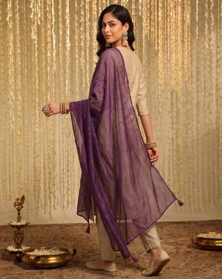 Beige & purple embroidered chanderi straight kurta pant set with embroidered taby dupatta 2