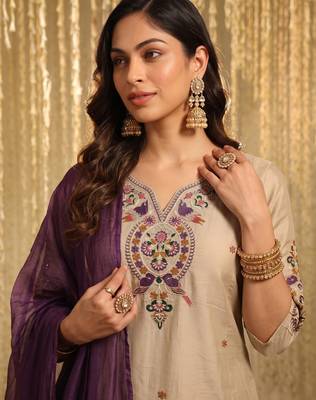 Beige & purple embroidered chanderi straight kurta pant set with embroidered taby dupatta 3