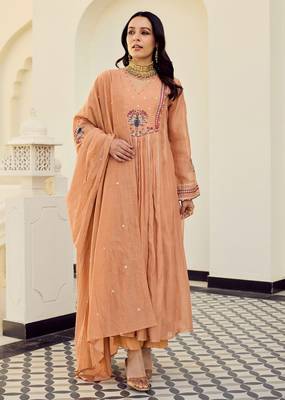 Peach embroidered chanderi silk kurta pant set with chanderi dupatta 2