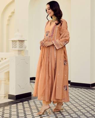 Peach embroidered chanderi silk kurta pant set with chanderi dupatta 3