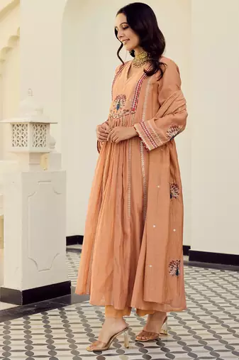 Peach embroidered chanderi silk kurta pant set with chanderi dupatta