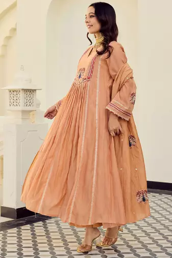 Peach embroidered chanderi silk kurta pant set with chanderi dupatta
