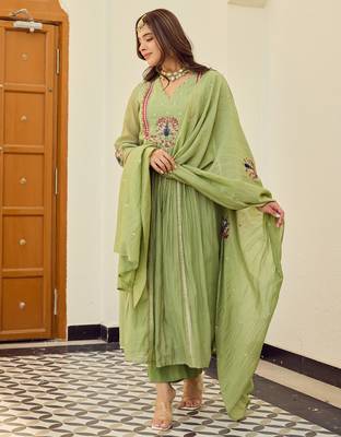 Green embroidered chanderi silk kurta pant set with chanderi dupatta 5