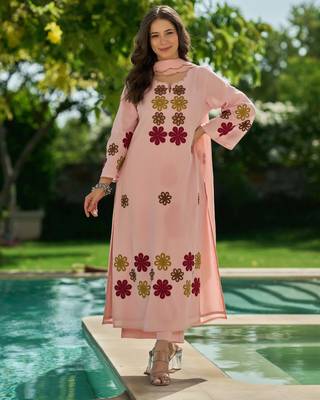 Pink embroidered chanderi silk kurta pant set with hand kodi lace and dupatta 1
