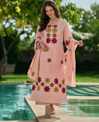 Pink embroidered chanderi silk kurta pant set with hand kodi lace and dupatta 3