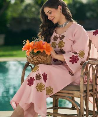Pink embroidered chanderi silk kurta pant set with hand kodi lace and dupatta 4