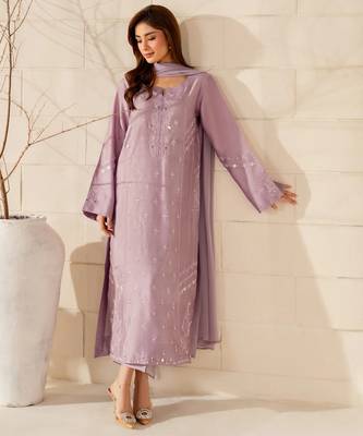 Lavender embroidered french crepe silk kurta pant set with chinon dupatta 3