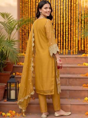 women ethnic motifs embroidered regular thread work kurta with trousers & with dupatta 3