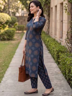 women ethnic motifs printed regular cotton kurta with trousers 4