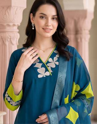 women ethnic motifs embroidered regular thread work kurta with trousers & with dupatta 2