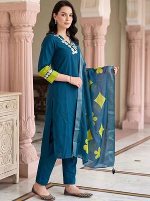 women ethnic motifs embroidered regular thread work kurta with trousers & with dupatta 3