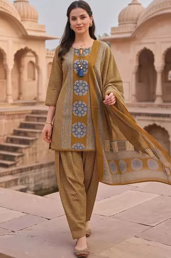 women printed regular cotton kurta with patiala & with dupatta