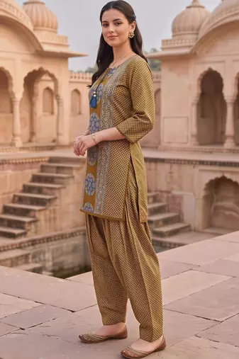 women printed regular cotton kurta with patiala & with dupatta