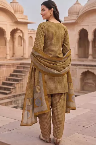 women printed regular cotton kurta with patiala & with dupatta