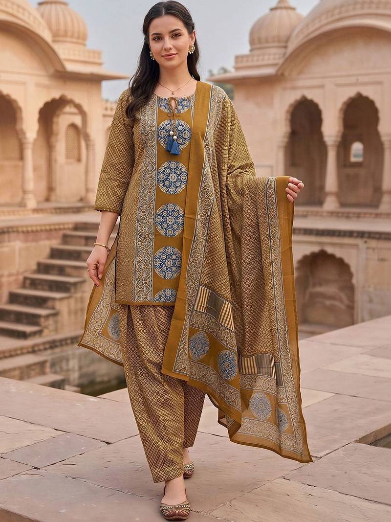 women printed regular cotton kurta with patiala & with dupatta