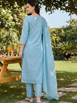 women floral embroidered regular thread work cotton kurta with trousers & with dupatta 4