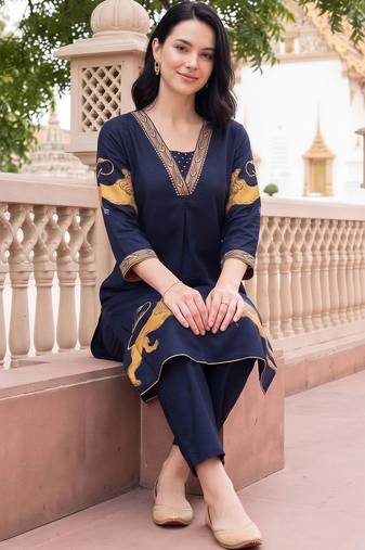 women ethnic motifs printed regular kurta with trousers