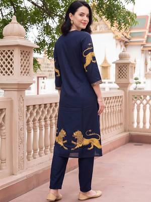 women ethnic motifs printed regular kurta with trousers 3