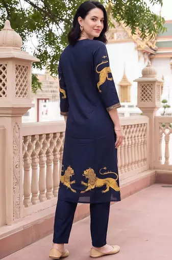 women ethnic motifs printed regular kurta with trousers