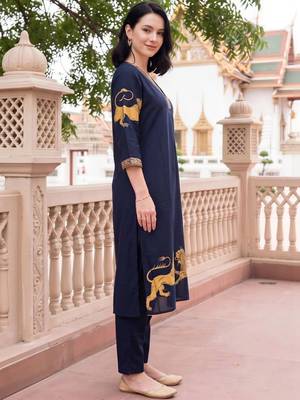 women ethnic motifs printed regular kurta with trousers 4