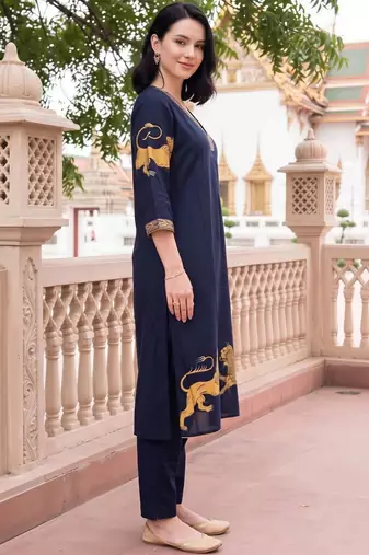 women ethnic motifs printed regular kurta with trousers