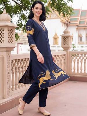 women ethnic motifs printed regular kurta with trousers 5