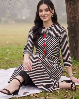 women printed regular cotton kurta with trousers 2