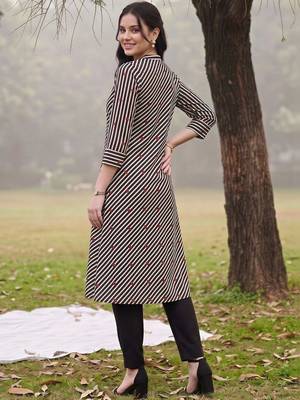 women printed regular cotton kurta with trousers 3