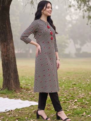 women printed regular cotton kurta with trousers 4