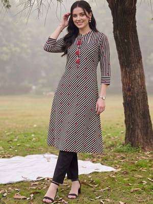women printed regular cotton kurta with trousers 5