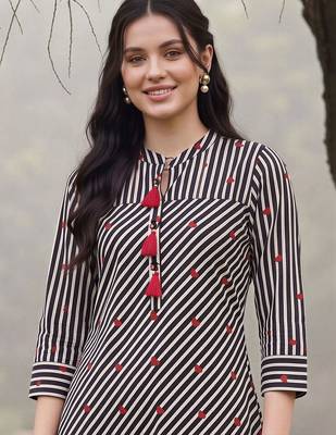 women printed regular cotton kurta with trousers 6
